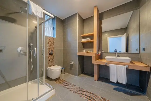 https://images.etstur.com/imgproxy/resize/2560x1440/files/images/hotelImages/etsrooms/183/Zigana_Resort_Alacati_20240812132637_12.jpg