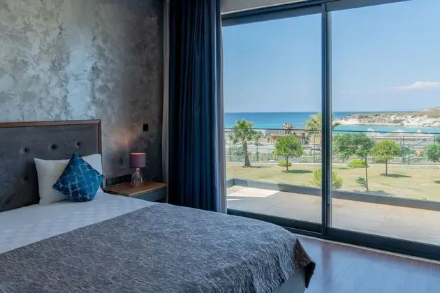 https://images.etstur.com/imgproxy/resize/2560x1440/files/images/hotelImages/etsrooms/183/Zigana_Resort_Alacati_20240812132637_15.jpg
