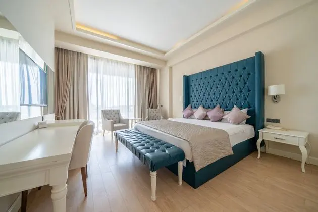 https://images.etstur.com/imgproxy/resize/2560x1440/files/images/hotelImages/etsrooms/183/Zigana_Resort_Alacati_20240812132637_3.jpg