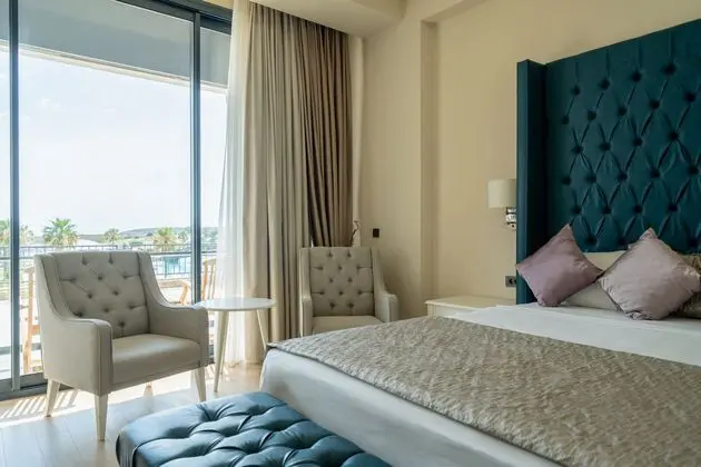 https://images.etstur.com/imgproxy/resize/2560x1440/files/images/hotelImages/etsrooms/183/Zigana_Resort_Alacati_20240812132637_4.jpg