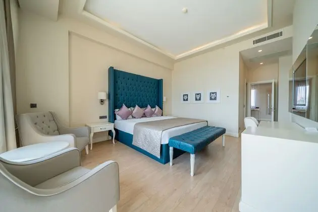 https://images.etstur.com/imgproxy/resize/2560x1440/files/images/hotelImages/etsrooms/183/Zigana_Resort_Alacati_20240812132637_5.jpg