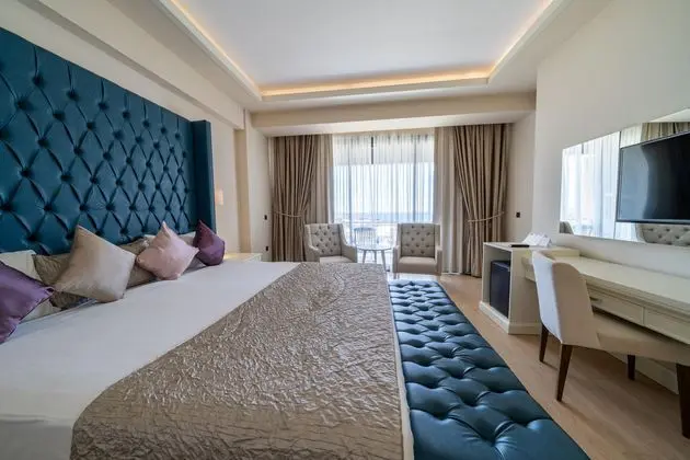 https://images.etstur.com/imgproxy/resize/2560x1440/files/images/hotelImages/etsrooms/183/Zigana_Resort_Alacati_20250925124113_0.jpg
