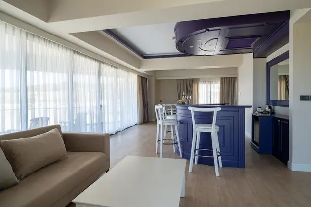https://images.etstur.com/imgproxy/resize/2560x1440/files/images/hotelImages/etsrooms/183/Zigana_Resort_Alacati_20250925124114_1.jpg