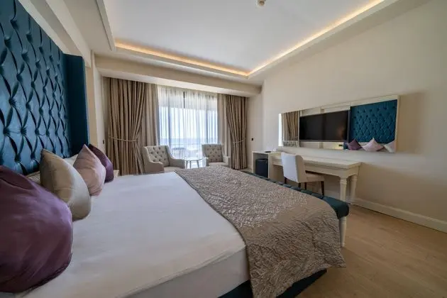https://images.etstur.com/imgproxy/resize/2560x1440/files/images/hotelImages/etsrooms/183/Zigana_Resort_Alacati_20250925124157_0.jpg
