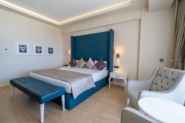 https://images.etstur.com/imgproxy/resize/2560x1440/files/images/hotelImages/etsrooms/183/Zigana_Resort_Alacati_20250925124158_1.jpg