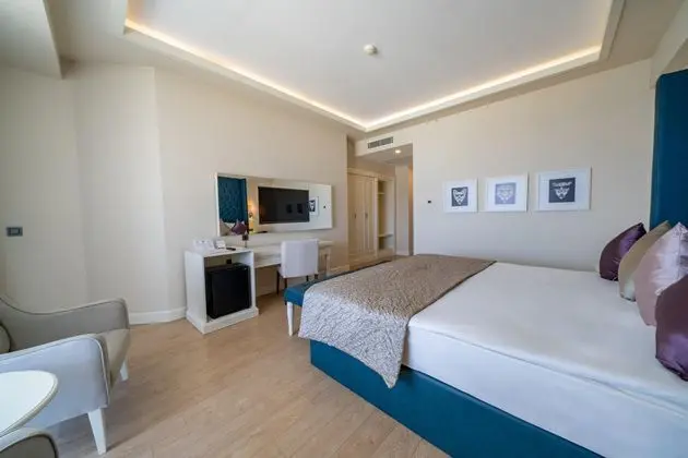 https://images.etstur.com/imgproxy/resize/2560x1440/files/images/hotelImages/etsrooms/183/Zigana_Resort_Alacati_20250925124200_3.jpg