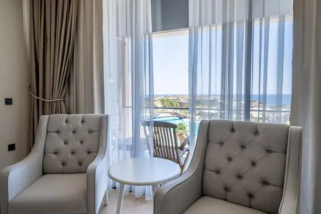 https://images.etstur.com/imgproxy/resize/2560x1440/files/images/hotelImages/etsrooms/183/Zigana_Resort_Alacati_20250925124244_1.jpg