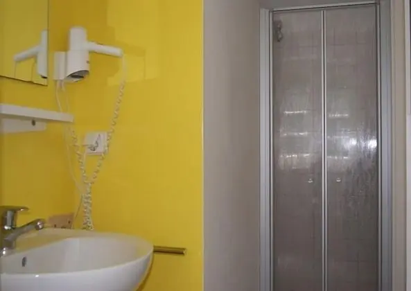 Tek Kişilik Oda, Ortak Banyo