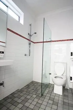 Tek Büyük Yataklı Oda, Ortak Banyo