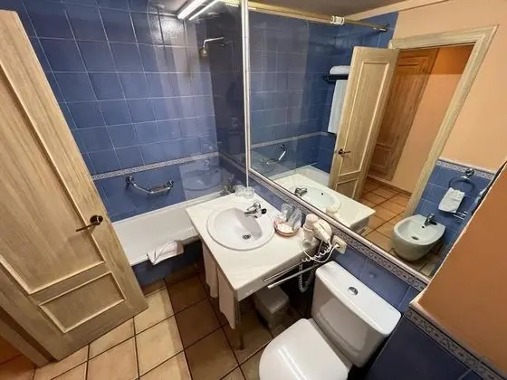 Standard Üç Kişilik Oda (2 AD y 1 NI)