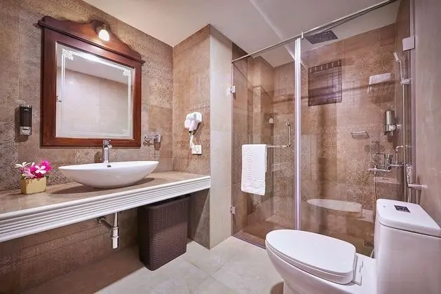 Grand Süit, 1 En Büyük (King) Boy Yatak, Havuz Manzaralı, Köşe