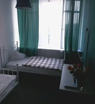 İki Ayrı Yataklı Oda, Ortak Banyo