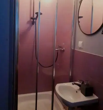 İki Ayrı Yataklı Oda, Ortak Banyo