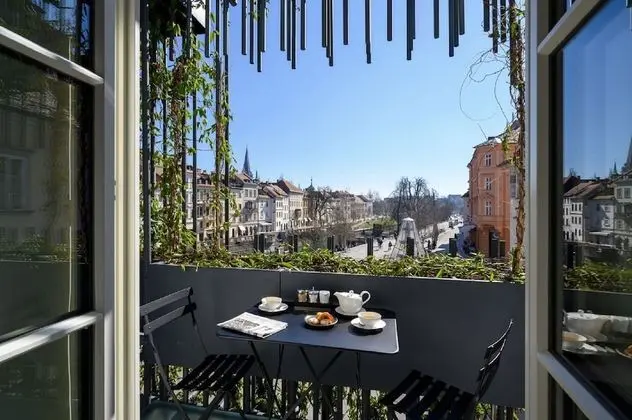 Tek Büyük Yataklı Oda, Balkon