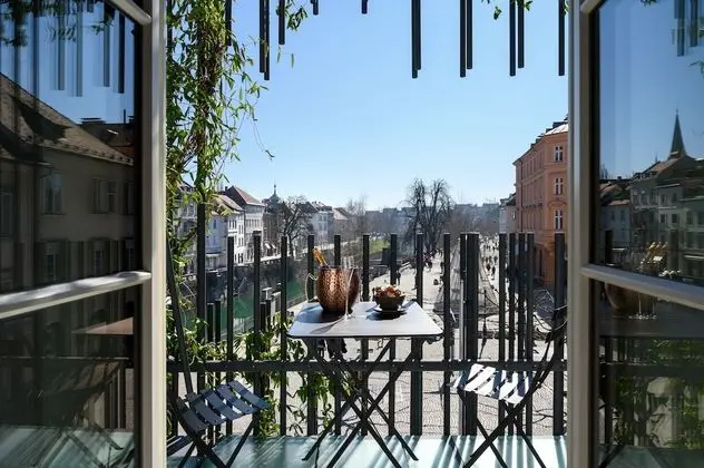 Tek Büyük Yataklı Oda, Balkon