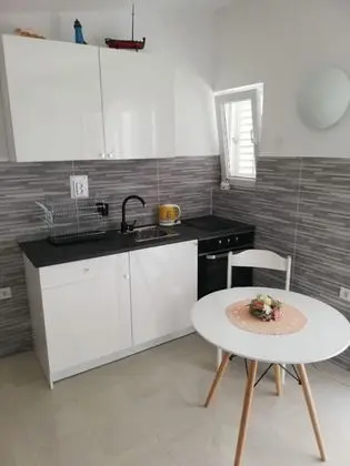 Stüdyo (Zlatko Slobodan - by sea - A2(3))