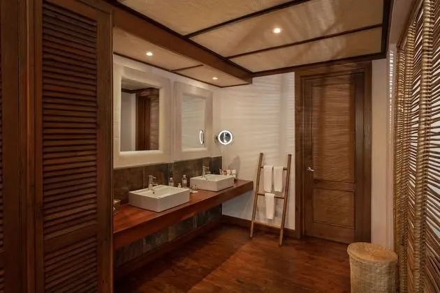 Junior Suite Oceanfront King
