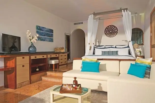 Junior Suite Veranda Ocean Front King Bed