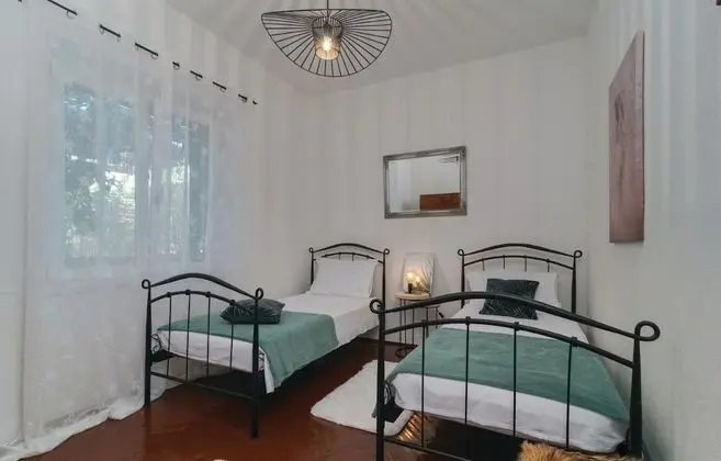 Ev (Zoki - Pool house - H(8))
