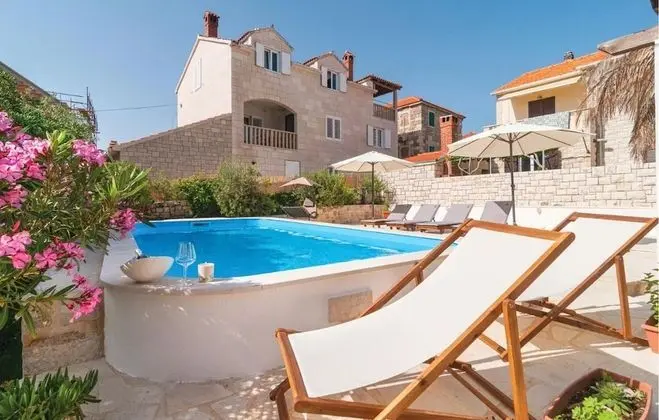 Ev (Zoki - Pool house - H(8))