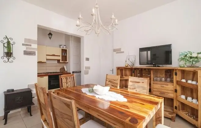 Ev (Zoki - Pool house - H(8))