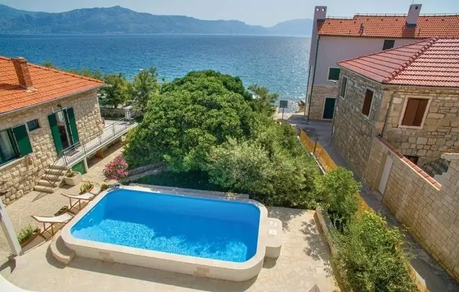Ev (Zoki - Pool house - H(8))