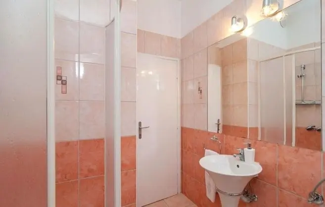 Ev (Zoki - Pool house - H(8))