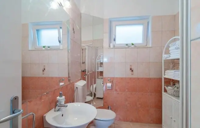 Ev (Zoki - Pool house - H(8))