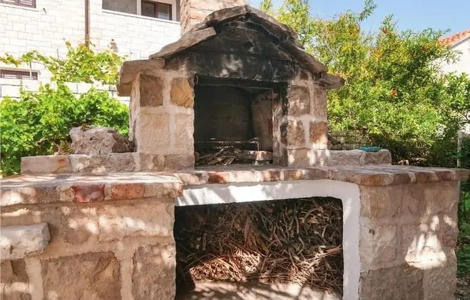 Ev (Zoki - Pool house - H(8))