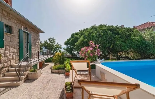 Ev (Zoki - Pool house - H(8))