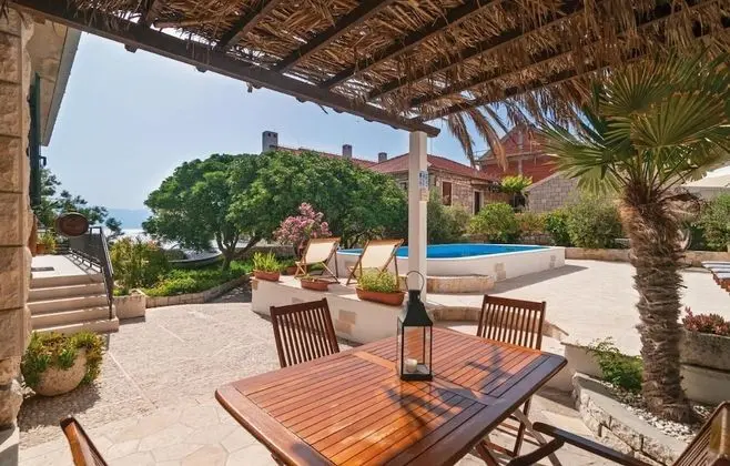 Ev (Zoki - Pool house - H(8))