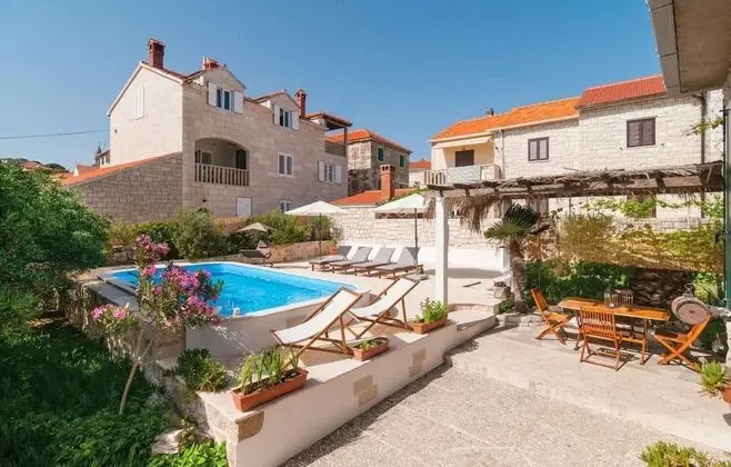 Ev (Zoki - Pool house - H(8))