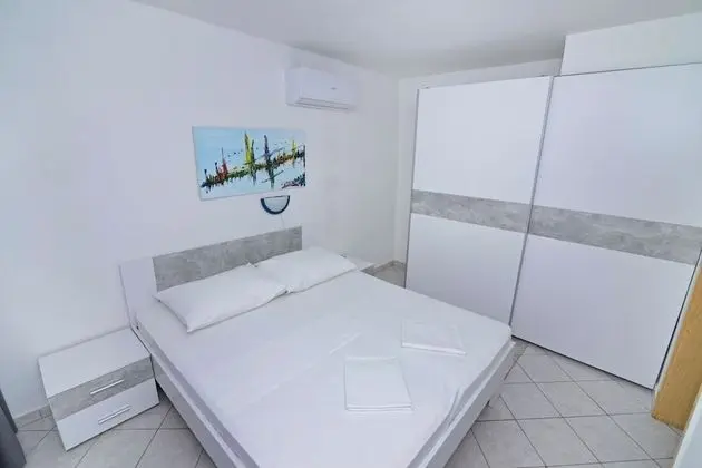 Apart Daire (Zora - garden terrace and grill - A1()