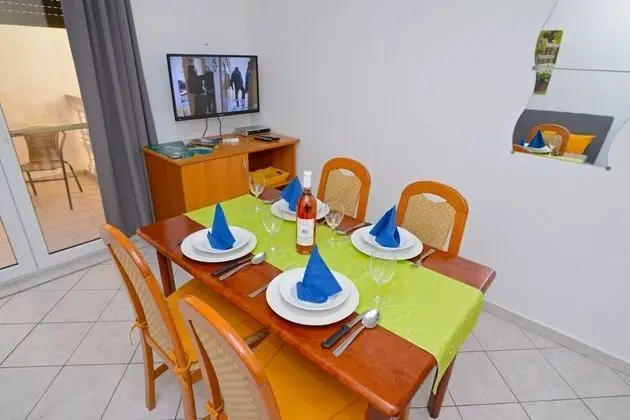 Apart Daire (Zora - garden terrace and grill - A2()