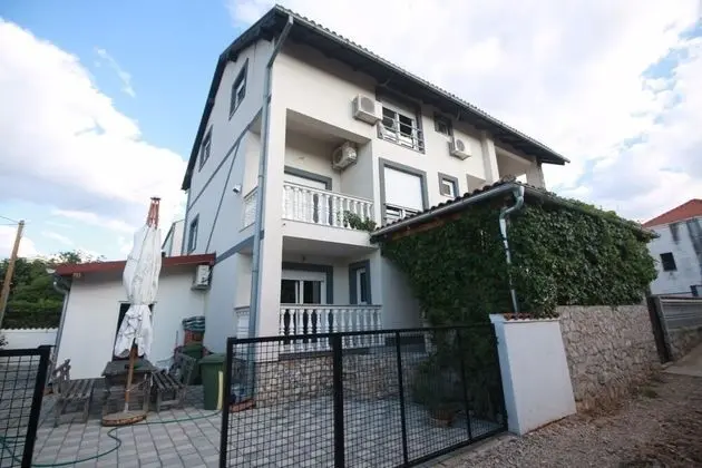 Apart Daire (Zora - garden terrace and grill - A2()