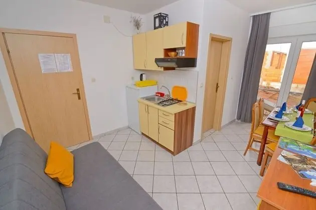 Apart Daire (Zora - garden terrace and grill - A4()