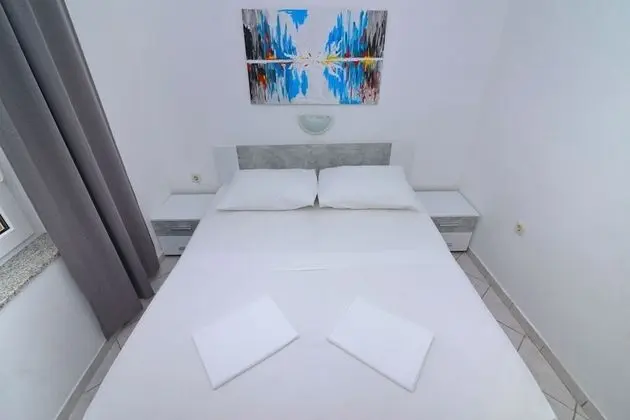 Apart Daire (Zora - garden terrace and grill - A5()