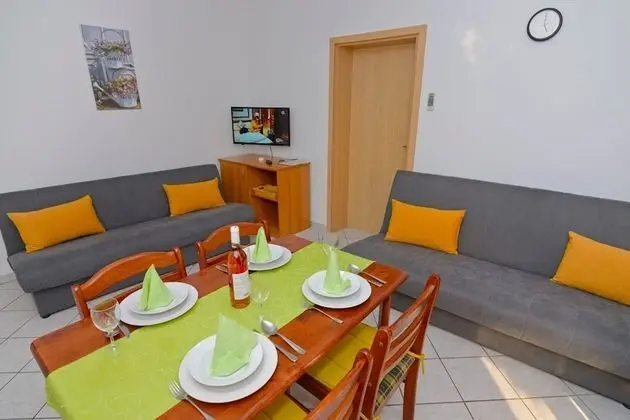 Apart Daire (Zora - garden terrace and grill - A5()