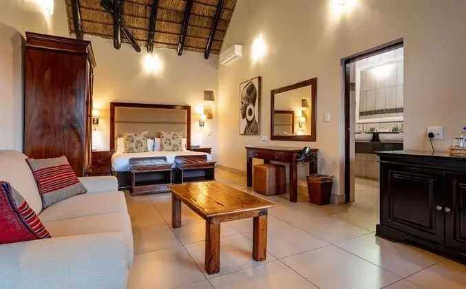 Luxury Tek Büyük Yataklı Oda, Havuz Manzaralı