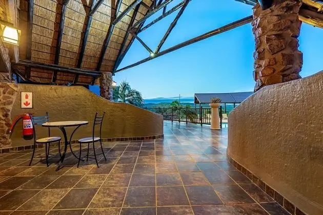 Luxury Tek Büyük Yataklı Oda, Havuz Manzaralı