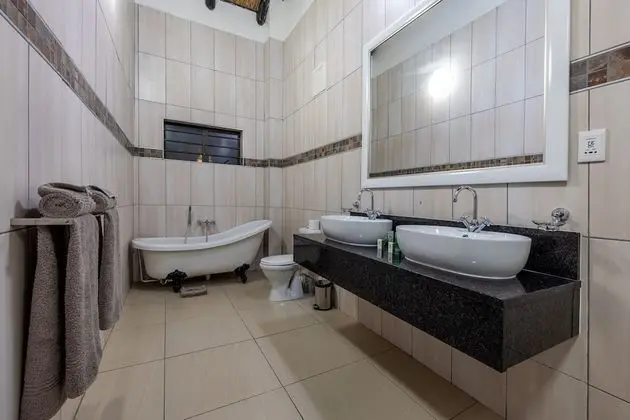 Luxury Tek Büyük Yataklı Oda, Havuz Manzaralı