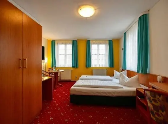 Tek Büyük Yataklı Oda, 2 Tek Kişilik Yatak