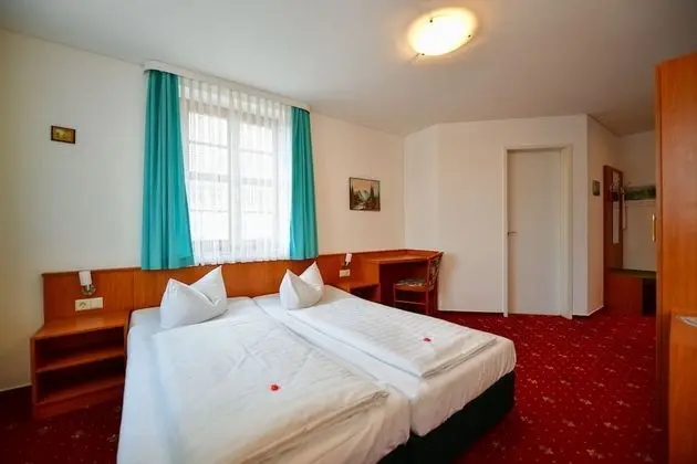 Tek Büyük Yataklı Oda, 2 Tek Kişilik Yatak