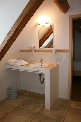 Büyük Yataklı Tek Kişilik Oda