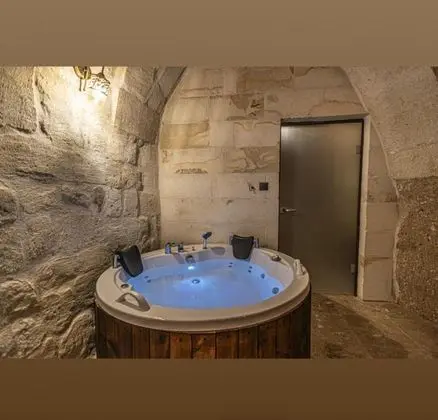 Aile Suiti, Avlu Manzaralı, Jakuzili (2 Kişilik)