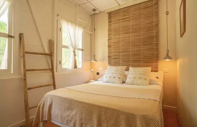 Almendra Double Room with Shared Bathroom