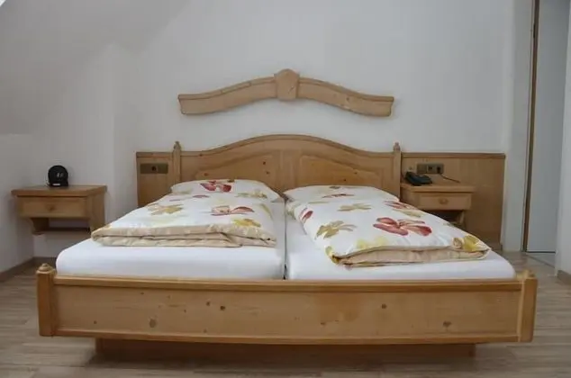 Üç Kişilik Oda, 1 Büyük (Queen) Boy Yatak ve Çekyat, Sigara İçilmez