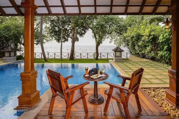 Kral Dairesi, Havuz Manzaralı